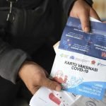 Calon penumpang Kereta Api Jayabaya tujuan Malang menunjukan kartu vaksinasi di Stasiun Pasar Senen, Jakarta, Senin (5/7/2021).