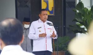 Wakil Wali Kota Bekasi Tri Adhianto pimpin apel evaluasi pegawai Dinas Bina Marga dan Sumber Daya Air Kota Bekasi, Selasa, 28 Desember 2021. (Foto: Beritasatu.com)